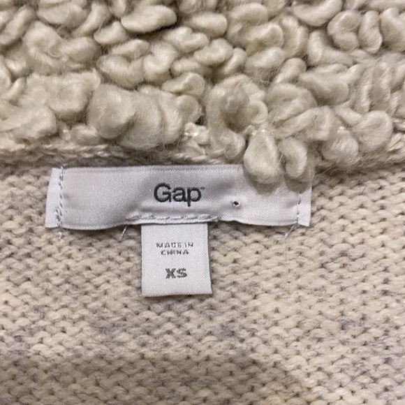 𝅺Vintage Gap 100% wool button up Sweater Cardigan - Picture 6 of 10